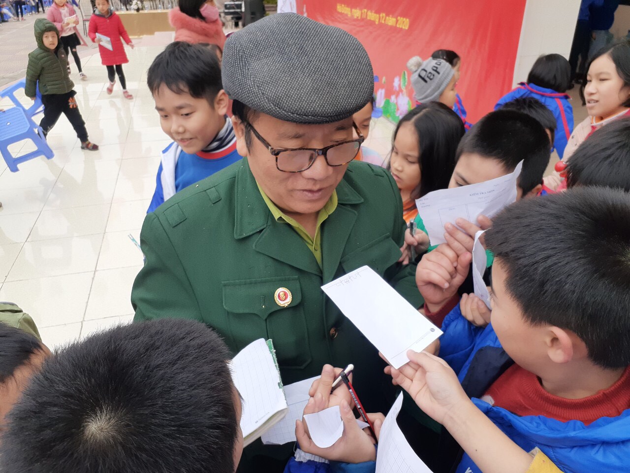 Các em học sinh xin chữ ký của nhà thơ Trần Đăng Khoa